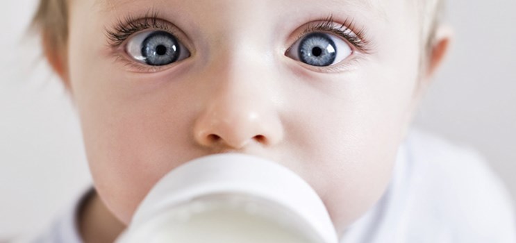 Flaske til baby – sådan får du en god start med flaskemadning