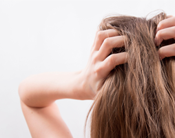 Sådan behandler du bedst skæl med skælshampoo