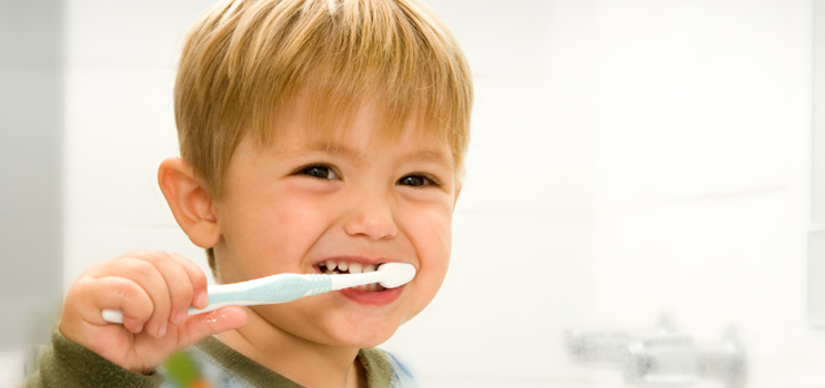 Sådan gør du dit barn tryg ved tandbørstning