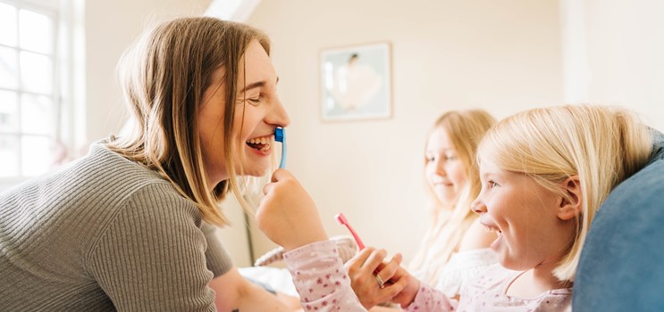Sådan børster du nemmere tænder på dit barn